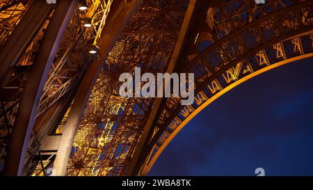 Eiffelturm aus nächster Nähe Stockfoto