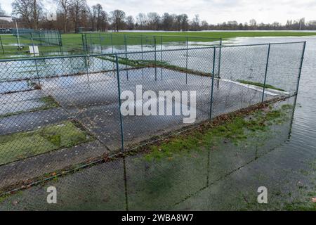 Windsor, Großbritannien. Januar 2024. Cricketnetze des Windsor Cricket Club wurden überschwemmt, als die Themse über dem Home Park über die Ufer platzte. In Berkshire wurden über 40 Hochwasserwarnungen und -Warnungen nach starken Regenfällen während des Sturms Henk ausgegeben. Quelle: Mark Kerrison/Alamy Live News Stockfoto