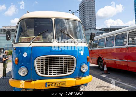 Der alte rot-blaue Skoda-Bus. Tschechoslowakisches Skoda RTO 706 Karosa-Modell. Touristenbusse im Vintage-Modell. Die Straße der Altstadt ist eine Touristenattraktion. Polen, Warschau - 27. Juli 2023. Stockfoto