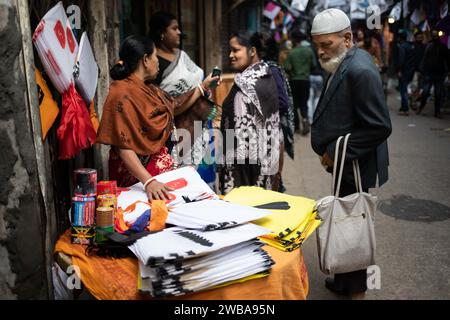 9. Januar 2024: Die Menschen kaufen Drachen, Spulen und Drachengarn für das kommende Kite Festival in Dhaka, Bangladesch am 9. Januar 2024.Poush Sankranti und Kite Festival sind die traditionellen Festivals des alten Dhaka. Für die Einheimischen ist es auch als „Sakrain“ bekannt. Dieses Festival findet jedes Jahr am Ende des Bangla-Kalendermonats Poush statt. (Kreditbild: © Md. Rakibul Hasan/ZUMA Press Wire) NUR REDAKTIONELLE VERWENDUNG! Nicht für kommerzielle ZWECKE! Stockfoto