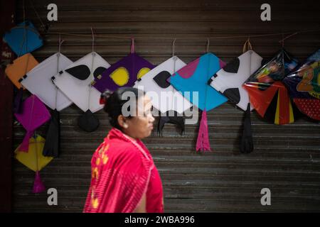 9. Januar 2024: Die Menschen kaufen Drachen, Spulen und Drachengarn für das kommende Kite Festival in Dhaka, Bangladesch am 9. Januar 2024.Poush Sankranti und Kite Festival sind die traditionellen Festivals des alten Dhaka. Für die Einheimischen ist es auch als „Sakrain“ bekannt. Dieses Festival findet jedes Jahr am Ende des Bangla-Kalendermonats Poush statt. (Kreditbild: © Md. Rakibul Hasan/ZUMA Press Wire) NUR REDAKTIONELLE VERWENDUNG! Nicht für kommerzielle ZWECKE! Stockfoto