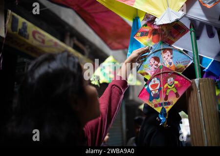 9. Januar 2024: Die Menschen kaufen Drachen, Spulen und Drachengarn für das kommende Kite Festival in Dhaka, Bangladesch am 9. Januar 2024.Poush Sankranti und Kite Festival sind die traditionellen Festivals des alten Dhaka. Für die Einheimischen ist es auch als „Sakrain“ bekannt. Dieses Festival findet jedes Jahr am Ende des Bangla-Kalendermonats Poush statt. (Kreditbild: © Md. Rakibul Hasan/ZUMA Press Wire) NUR REDAKTIONELLE VERWENDUNG! Nicht für kommerzielle ZWECKE! Stockfoto