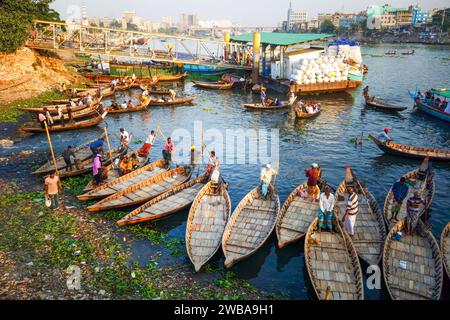 Öffnen Sie hölzerne Fährschiffe auf dem Buriganga River in Dhaka Bangladesch Stockfoto