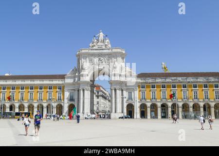 Lissabon, Portugal - 19. Juni 2017: Praca do Comercio, öffentlicher platz am Wasser mit berühmtem Bogen und Dom Jose I. Statue, gesäumt von Cafés im Freien, Einkaufsmöglichkeiten Stockfoto