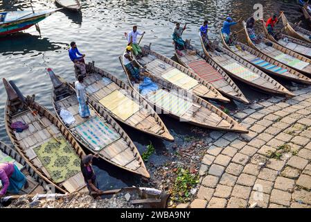 Öffnen Sie hölzerne Fährschiffe auf dem Buriganga River in Dhaka Bangladesch Stockfoto