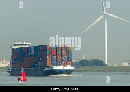 Rotterdam, Niederlande - 28. Mai 2017: Binnencontainerschiff Comienzo beförderte Fracht in Rotterdam Stockfoto