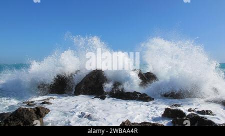 Mare mosso onda si infrange contro gli scogli Stockfoto