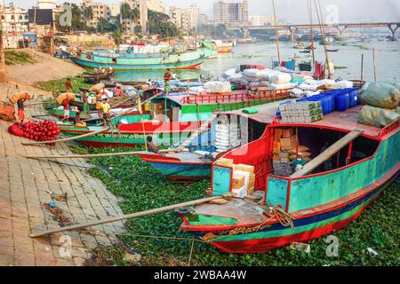Schiffe und Boote auf dem Buriganga River in Dhaka, Bangladesch, werden mit Gütern beladen Stockfoto