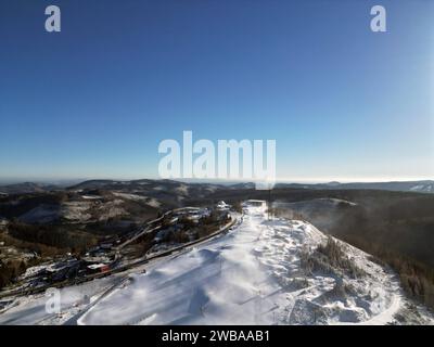 Luftaufnahme. Eisige Temperaturen in Winterberg. Die Skipisten wie hier