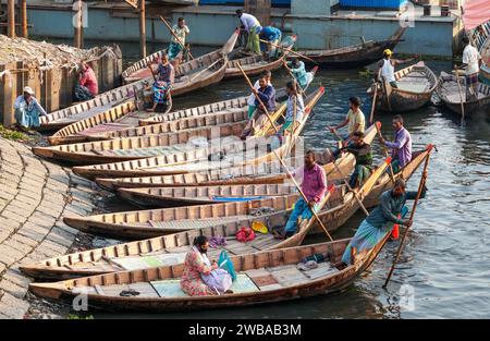 Öffnen Sie hölzerne Fährschiffe auf dem Buriganga River in Dhaka Bangladesch Stockfoto