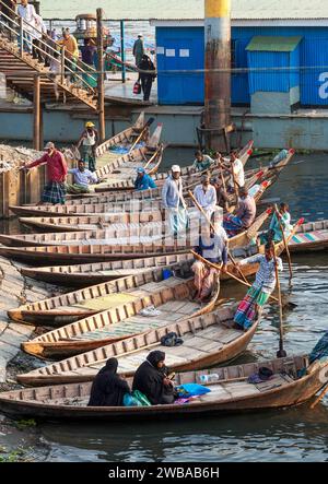 Öffnen Sie hölzerne Fährschiffe auf dem Buriganga River in Dhaka Bangladesch Stockfoto
