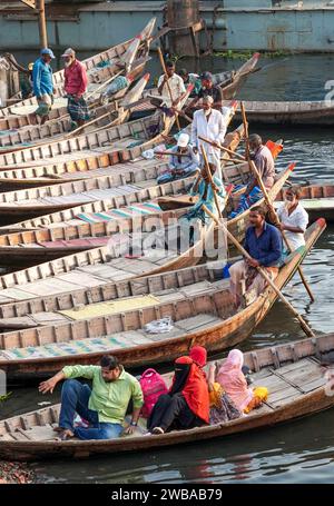 Öffnen Sie hölzerne Fährschiffe auf dem Buriganga River in Dhaka Bangladesch Stockfoto