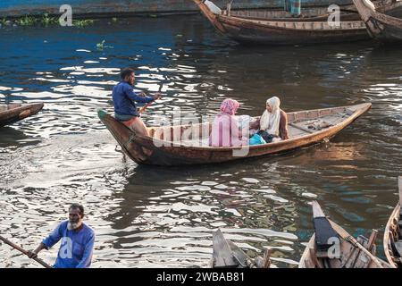 Öffnen Sie hölzerne Fährschiffe auf dem Buriganga River in Dhaka Bangladesch Stockfoto