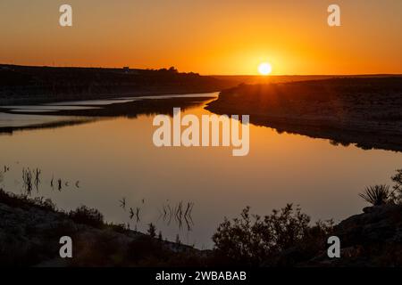 Sonnenuntergang am Amistad National Recreation Area Reservoir in der Nähe von Del Rio, Texas. Stockfoto