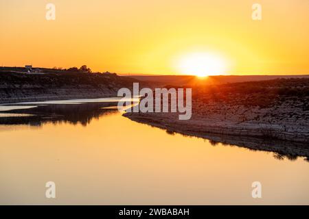 Sonnenuntergang am Amistad National Recreation Area Reservoir in der Nähe von Del Rio, Texas. Stockfoto