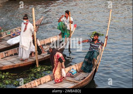 Öffnen Sie hölzerne Fährschiffe auf dem Buriganga River in Dhaka Bangladesch Stockfoto