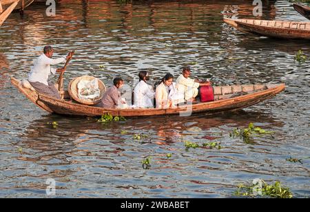 Öffnen Sie hölzerne Fährschiffe auf dem Buriganga River in Dhaka Bangladesch Stockfoto