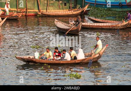 Öffnen Sie hölzerne Fährschiffe auf dem Buriganga River in Dhaka Bangladesch Stockfoto