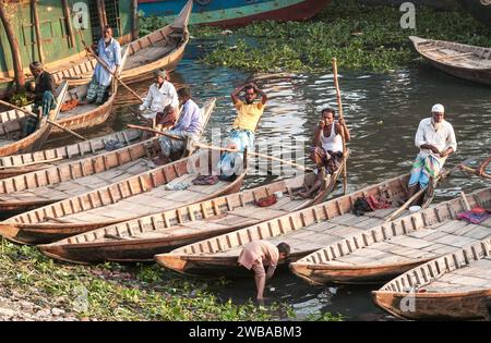 Öffnen Sie hölzerne Fährschiffe auf dem Buriganga River in Dhaka Bangladesch Stockfoto