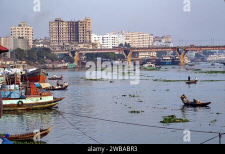 Öffnen Sie hölzerne Fährschiffe auf dem Buriganga River in Dhaka Bangladesch Stockfoto