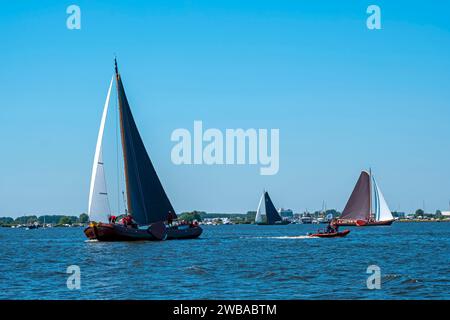 Traditionelle friesische Segelschiffe aus Holz in einem jährlichen Wettbewerb in den Niederlanden Stockfoto