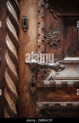 Eine kunstvoll verzierte und wunderschön geschnitzte Tür. Stockfoto