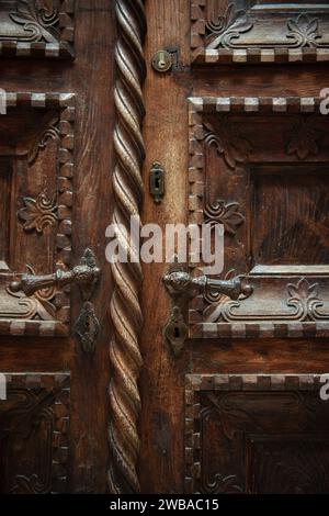 Eine kunstvoll verzierte und wunderschön geschnitzte Tür. Stockfoto