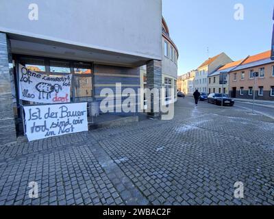 DATUM NICHT ANGEGEBEN 09.01.2024, Brandenburg, Nauen Bauerndemo im Mittelzentrum vom Havelland, Protestbanner im Stadtgebiet und an der Ortsumfahrung Nauen. *** 09 01 2024, Brandenburg, Nauen Bauerndemonstration im Zentrum von Havelland, Protestbanner in der Stadt und an der Umgehungsstraße Nauen Stockfoto