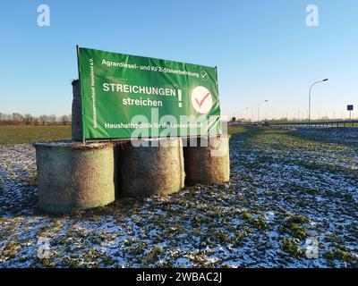 DATUM NICHT ANGEGEBEN 09.01.2024, Brandenburg, Nauen Bauerndemo im Mittelzentrum vom Havelland, Protestbanner im Stadtgebiet und an der Ortsumfahrung Nauen. *** 09 01 2024, Brandenburg, Nauen Bauerndemonstration im Zentrum von Havelland, Protestbanner in der Stadt und an der Umgehungsstraße Nauen Stockfoto