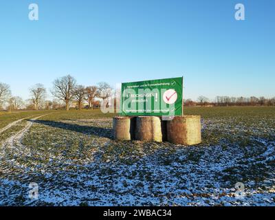 DATUM NICHT ANGEGEBEN 09.01.2024, Brandenburg, Nauen Bauerndemo im Mittelzentrum vom Havelland, Protestbanner im Stadtgebiet und an der Ortsumfahrung Nauen. *** 09 01 2024, Brandenburg, Nauen Bauerndemonstration im Zentrum von Havelland, Protestbanner in der Stadt und an der Umgehungsstraße Nauen Stockfoto