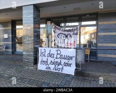 DATUM NICHT ANGEGEBEN 09.01.2024, Brandenburg, Nauen Bauerndemo im Mittelzentrum vom Havelland, Protestbanner im Stadtgebiet und an der Ortsumfahrung Nauen. *** 09 01 2024, Brandenburg, Nauen Bauerndemonstration im Zentrum von Havelland, Protestbanner in der Stadt und an der Umgehungsstraße Nauen Stockfoto