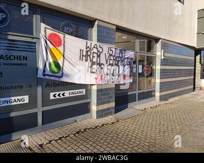 DATUM NICHT ANGEGEBEN 09.01.2024, Brandenburg, Nauen Bauerndemo im Mittelzentrum vom Havelland, Protestbanner im Stadtgebiet und an der Ortsumfahrung Nauen. *** 09 01 2024, Brandenburg, Nauen Bauerndemonstration im Zentrum von Havelland, Protestbanner in der Stadt und an der Umgehungsstraße Nauen Stockfoto