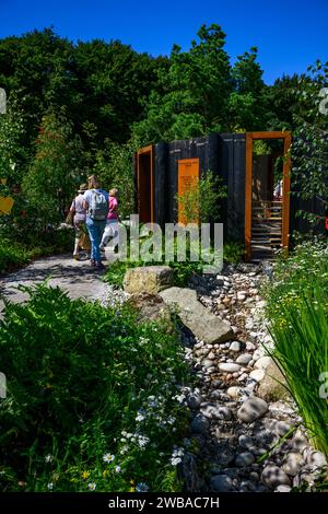 Construction Minds Show Garden Competition (Besucher und Leute sehen, herumlaufen) - RHS Tatton Park Flower Show 2023, Cheshire England Großbritannien. Stockfoto