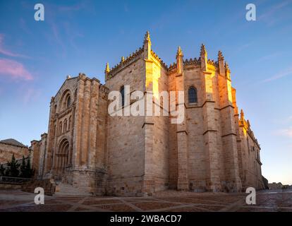 Seitenansicht der Portada el Obispo der Heiligen Kirche Kathedrale des Erlösers bei Sonnenaufgang in Zamora, Castilla y León, Spanien Stockfoto