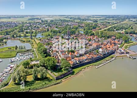 Aus der Vogelperspektive der historischen Stadt Woudrichem am Fluss Merwede in den Niederlanden Stockfoto