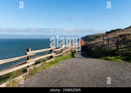 Eine aktive Seniorin wandert entlang der kalifornischen Küste am Point Reyes National Seashore. Stockfoto