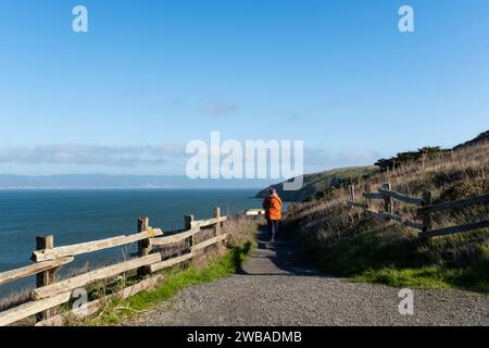 Eine aktive Seniorin wandert entlang der kalifornischen Küste am Point Reyes National Seashore. Stockfoto