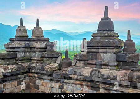 Borobudur, Buddistentempel in Yogyakarta, indonesien bei Sonnenuntergang Stockfoto