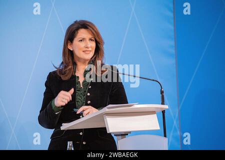 München, Deutschland. Januar 2024. Michaela Kaniber (CSU), bayerische Ministerin für Ernährung, Landwirtschaft, Wald und Tourismus, bei der Pressekonferenz der bayerischen Landesregierung nach der Kabinettssitzung am 9. Januar 2024 in München. (Foto: Alexander Pohl/SIPA USA) Credit: SIPA USA/Alamy Live News Stockfoto