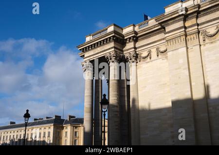 Seitenfassade eines neoklassizistischen Gebäudes in Paris, Pantheon, ein bläulich sonniger Tag. Stockfoto