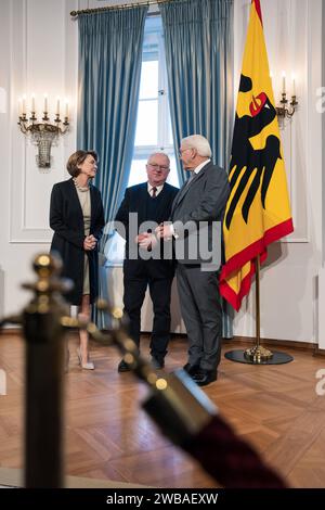 09.01.2024,Berlin,Schloss Bellevue,Neujahrsempfang des Bundespräsidenten Frank-Walter-Steinmeier für Repräsentanten des öffentlichen Lebens und rund 60 engagierte Bürgerinnen und Bürger aus allen Bundesländern.Foto:Elke Büdenbender,BP Frank-Walter Steinmeier,Herr Sachße Radibor Sachsen Betreut seit 17 Jahren Schülergruppen der Sorbischen Grund- und Oberschule Radibor, baut mit Holz-bänke, Nistkästen und Sitz-krücken für Greifvögel und sorgt für Infotafeln im Waldpark in deutscher, sorbischer und lateinischer Sprache *** 09 01 2024,Berlin,Schloss Bellevue,Bundespräsident Frank Walter St Stockfoto