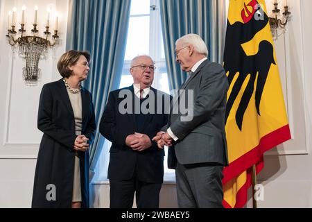 09.01.2024,Berlin,Schloss Bellevue,Neujahrsempfang des Bundespräsidenten Frank-Walter-Steinmeier für Repräsentanten des öffentlichen Lebens und rund 60 engagierte Bürgerinnen und Bürger aus allen Bundesländern.Foto:Elke Büdenbender,BP Frank-Walter Steinmeier,Herr Sachße Radibor Sachsen Betreut seit 17 Jahren Schülergruppen der Sorbischen Grund- und Oberschule Radibor, baut mit Holz-bänke, Nistkästen und Sitz-krücken für Greifvögel und sorgt für Infotafeln im Waldpark in deutscher, sorbischer und lateinischer Sprache *** 09 01 2024,Berlin,Schloss Bellevue,Bundespräsident Frank Walter St Stockfoto