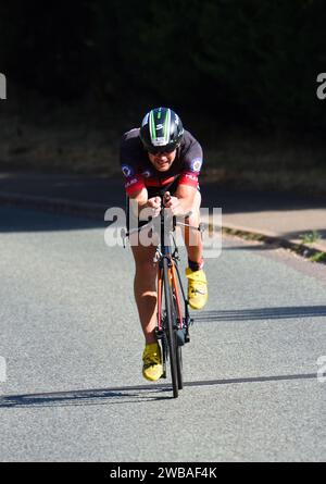 Nahaufnahme eines männlichen Triathleten auf der Rennradbühne Stockfoto