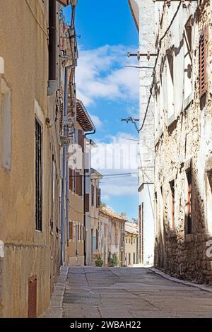 Bild einer typischen Straßenszene aus der historischen kroatischen Stadt Voznjan mit Kopfsteinpflasterstraßen und alten Gebäuden im Morgenlicht Stockfoto
