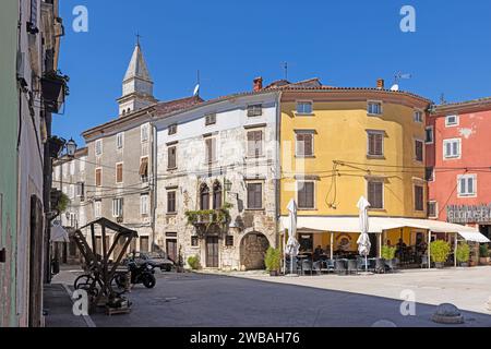 Bild einer typischen Straßenszene aus der historischen kroatischen Stadt Voznjan mit Kopfsteinpflasterstraßen und alten Gebäuden im Morgenlicht Stockfoto