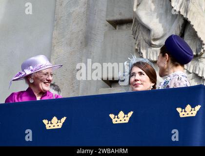 STOCKHOLM, SCHWEDEN - 15. SEPTEMBER 2023: Königin Margrethe, Kronprinzessin Maria von Dänemark und Kronprinzessin Victoria von Schweden stehen auf dem Balkon. Stockfoto