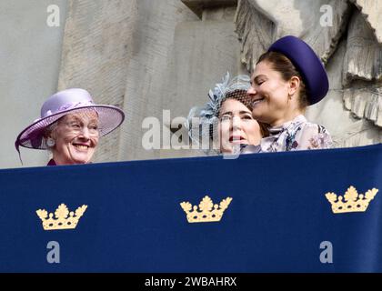 STOCKHOLM, SCHWEDEN - 15. SEPTEMBER 2023: Königin Margrethe, Kronprinzessin Maria von Dänemark und Kronprinzessin Victoria von Schweden stehen auf dem Balkon. Stockfoto