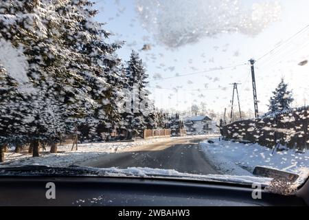 Krakau, Polen. Januar 2024. Allgemeine Sicht auf die Vororte von Krakau aus dem Auto, da Eisflocken die Windschutzscheibe bedecken und die Bedingungen für das Fahren auf der Straße schwierig sind, da die Temperaturen unter Null fielen und Schnee den größten Teil der Stadt bedeckt. (Credit Image: © Dominika Zarzycka/SOPA images via ZUMA Press Wire) NUR REDAKTIONELLE VERWENDUNG! Nicht für kommerzielle ZWECKE! Stockfoto