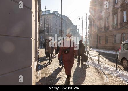 Krakau, Polen. Januar 2024. Im Winter gekleidete Menschen laufen durch das Stadtzentrum, während die Temperaturen unter Null fielen und Schnee den größten Teil der Stadt bedeckt. (Credit Image: © Dominika Zarzycka/SOPA images via ZUMA Press Wire) NUR REDAKTIONELLE VERWENDUNG! Nicht für kommerzielle ZWECKE! Stockfoto