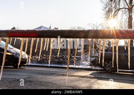 Krakau, Polen. Januar 2024. Autos, die in der Nähe von Eiszapfen vorbeifahren, während die Temperaturen unter Null fielen und Schnee den größten Teil der Stadt bedeckt. (Credit Image: © Dominika Zarzycka/SOPA images via ZUMA Press Wire) NUR REDAKTIONELLE VERWENDUNG! Nicht für kommerzielle ZWECKE! Stockfoto